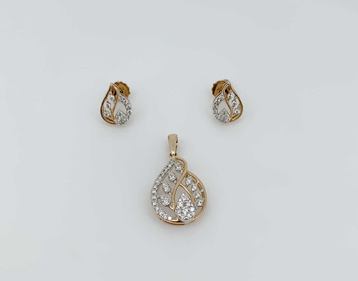 Leaf Curve Diamond Pendant Set - Image 5