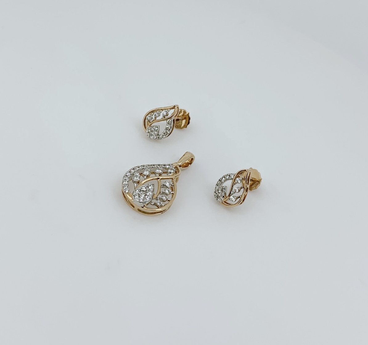 Leaf Curve Diamond Pendant Set - Image 2