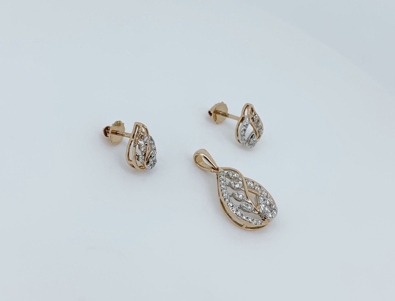 Leaf Curve Diamond Pendant Set - Image 4