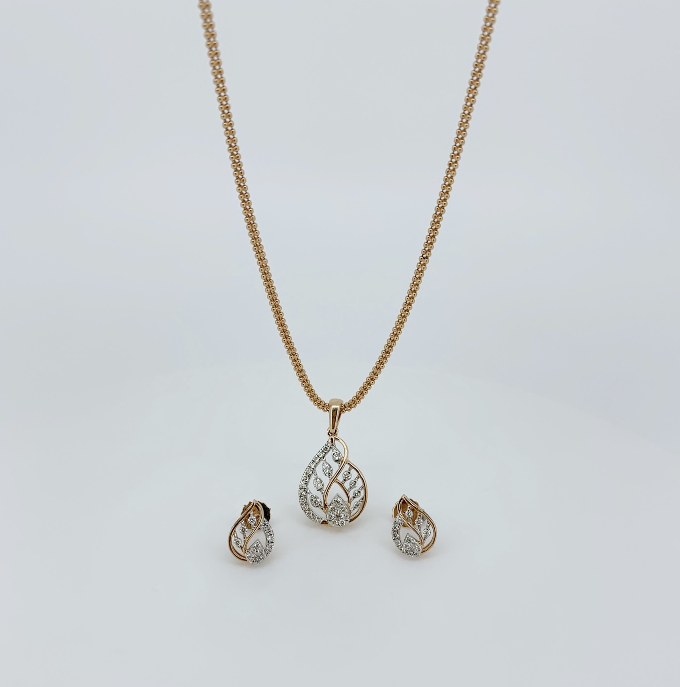Leaf Curve Diamond Pendant Set