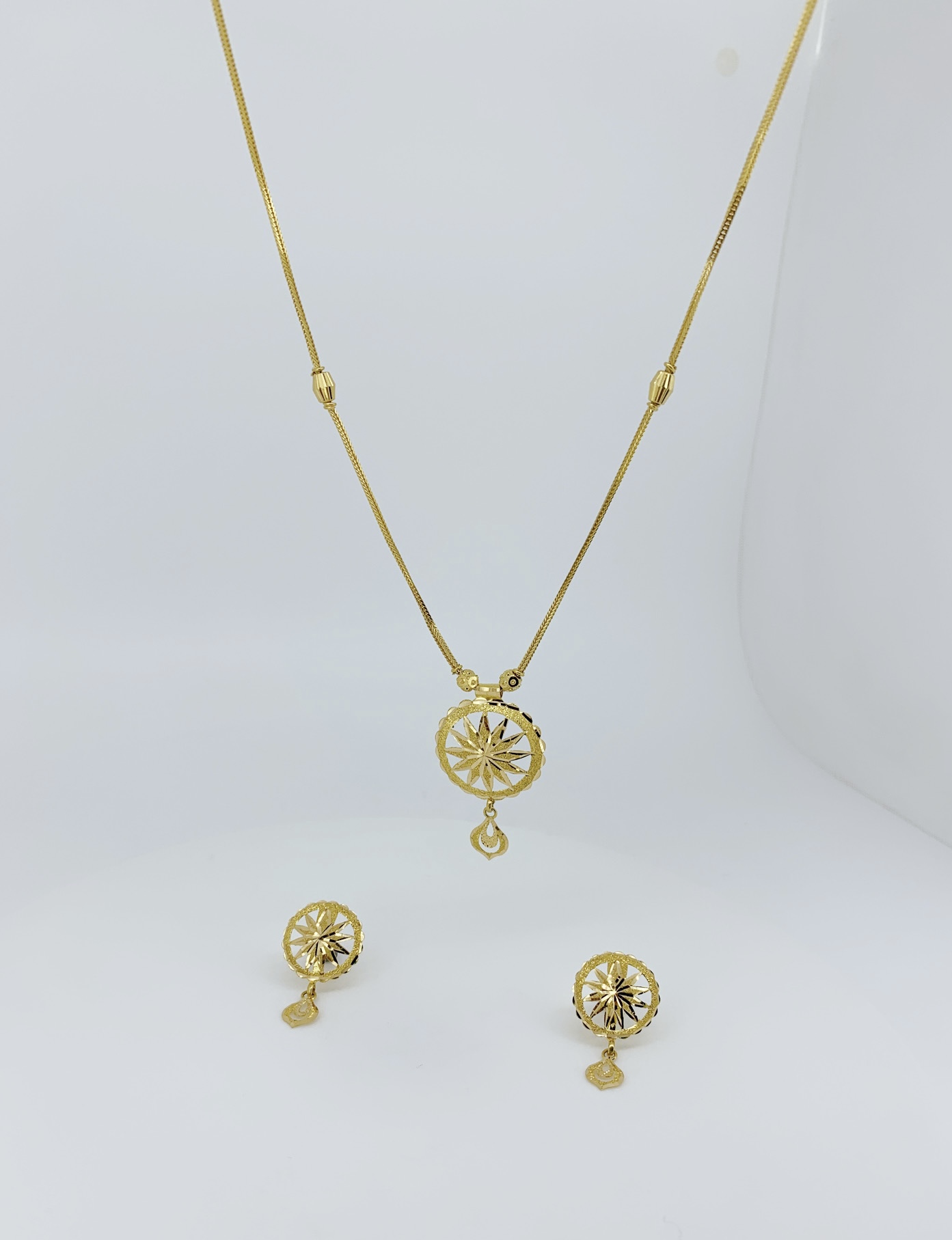 Classic Gold Floral Disc Pendant Set - Image 3