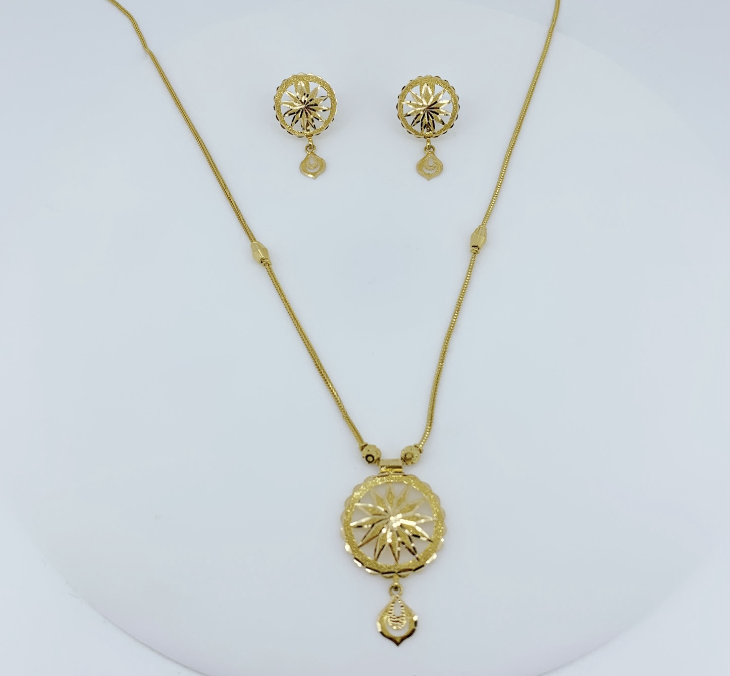Classic Gold Floral Disc Pendant Set